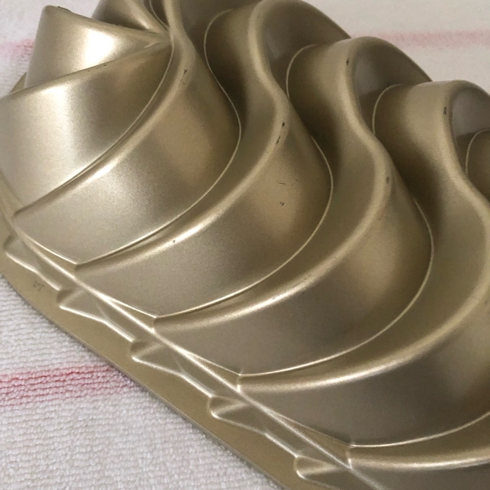 Nordic Ware Heritage Loaf Cake baking pan - Picture 6 of 9
